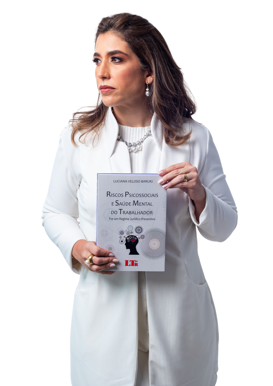 Dra. Luciana segurando seu livro