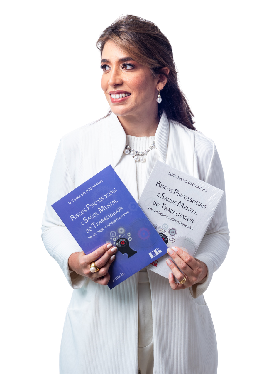 Luciana segurando seu livro Riscos Psicossociais e Saúde Mental do Trabalhador