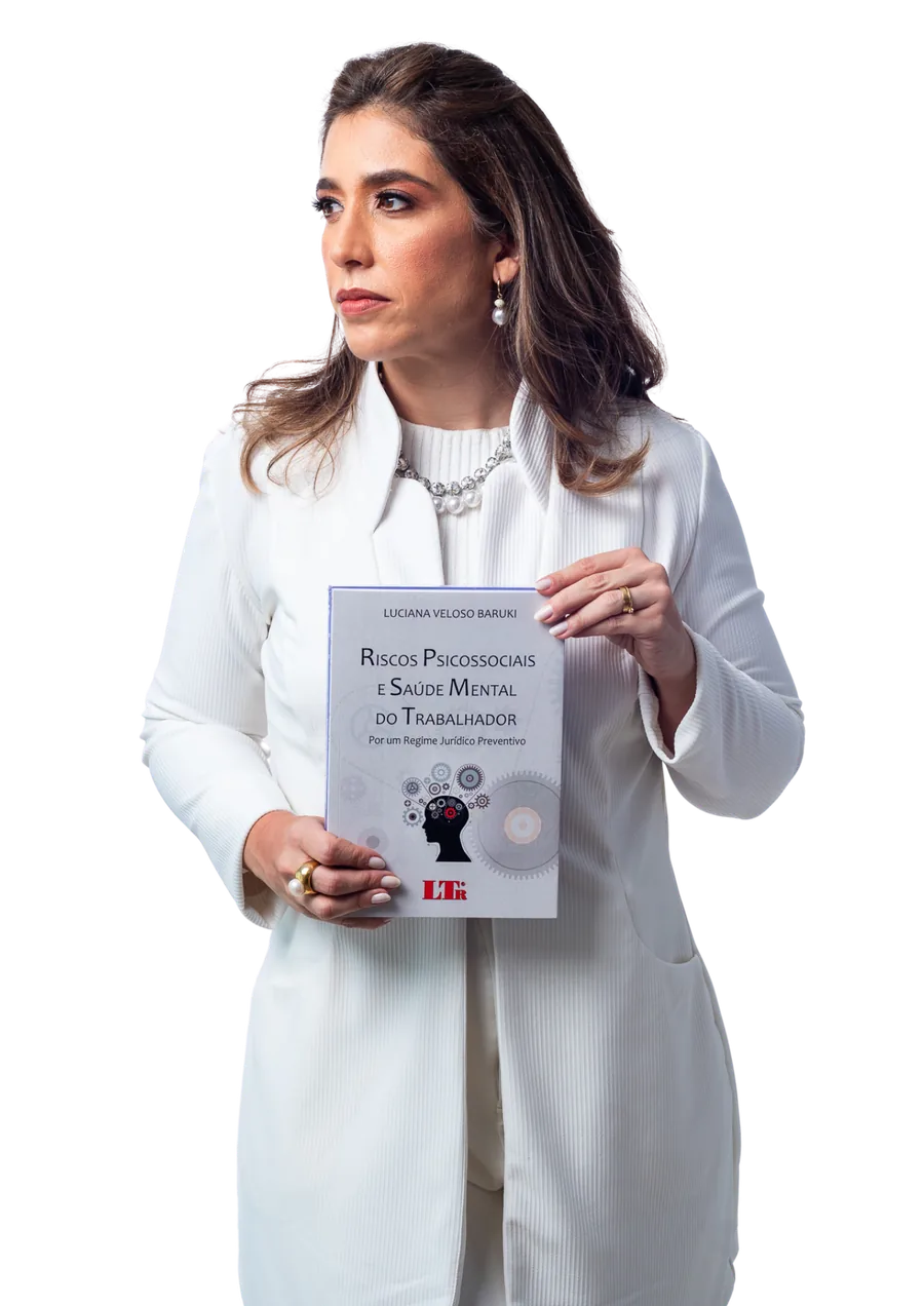 Dra. Luciana segurando seu livro
