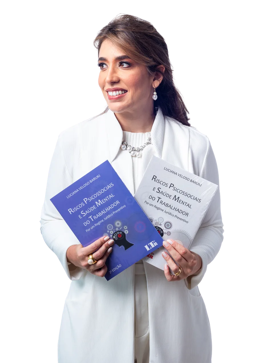 Luciana segurando seu livro Riscos Psicossociais e Saúde Mental do Trabalhador