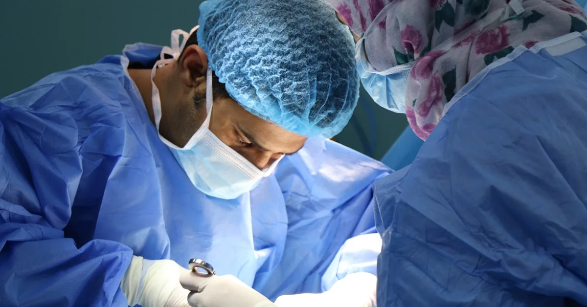 Perícia médica e assistência técnica: documentos e laudo sobre a mesa